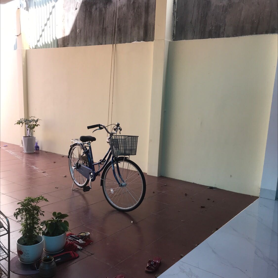 Ảnh trên tiki có tem vàng chống hàng giả; Nhận xe tìm hoài không thấy cái tem vàng đâu; không biết giải thích sao??? Hỏi shop trả lời có mã QR là hàng Thật/ Phân vân quá thống nhất ơi