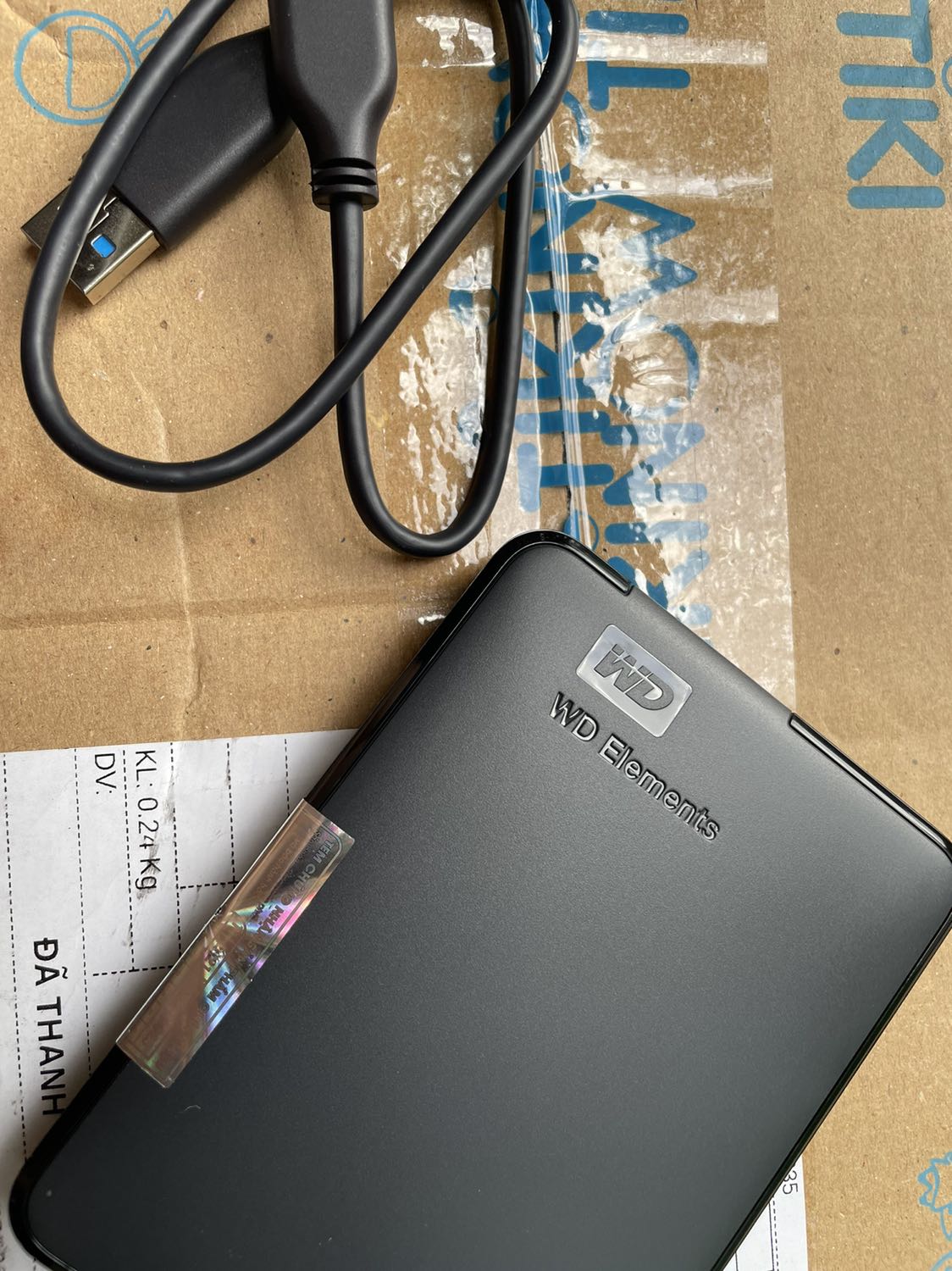 Hộp bị khui trước, tem dán bị cắt, bên trong hàng nhìn có vẻ mới nhưng bị khui sẵn nên mình nghĩ ngờ tình trạng của sản phẩm. Nói chung là mình không rành không nghệ nên không biết tốt xấu nhanh chậm gì, chỉ là không hài lòng vì hàng bị khui trước.