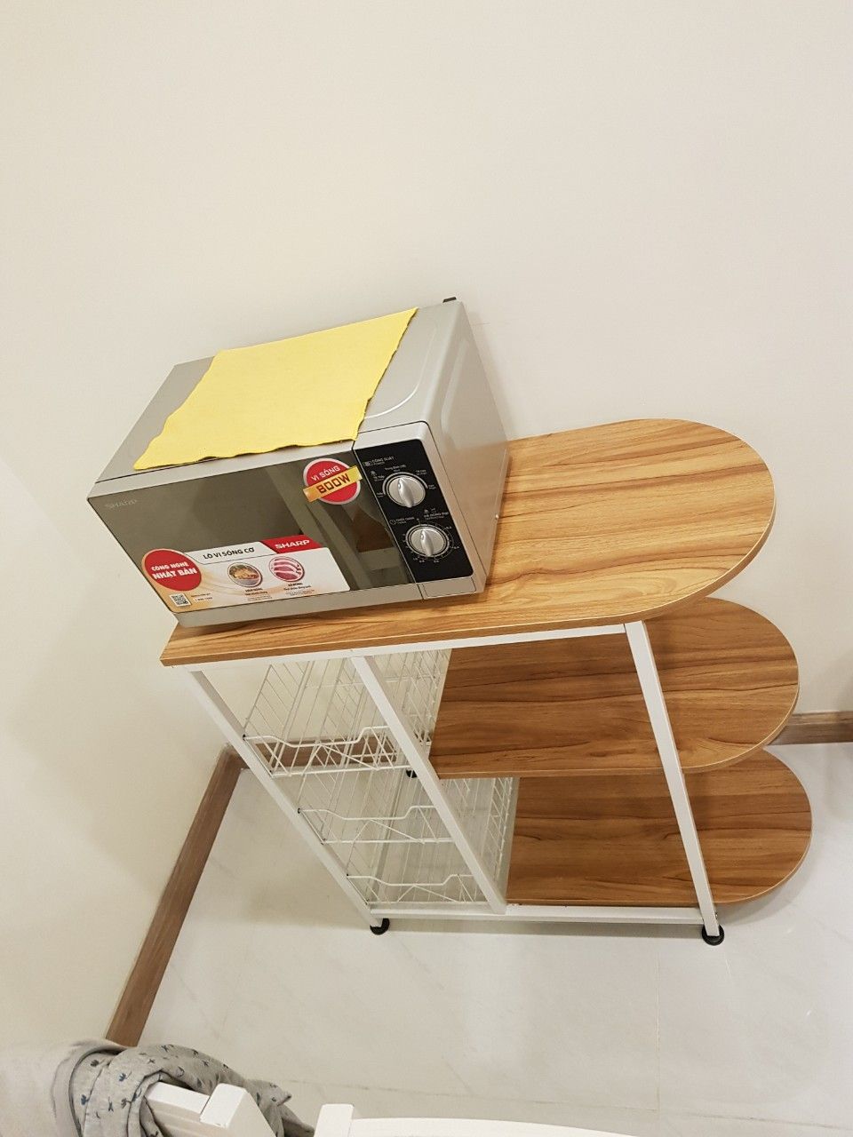 Mình mới ráp xong chưa để đồ lên nhiều nhưng kệ rất chắc chắn, khung dày dặn nhìn rất thích. Lắp ráp cũng dễ k khó lắm mình lắp tầm 15p là xong
Sản phẩm đóng gói cẩn thận, giao hàng nhanh, giá rẻ trong tầm chất lượng. Có dịp sẽ ủng hộ shop tiếp nhé.