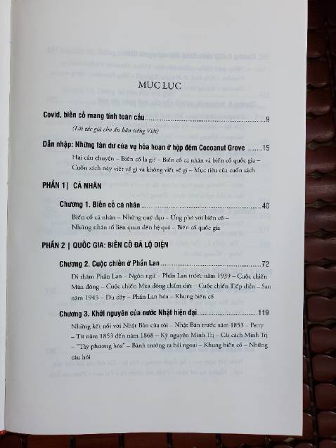 Ai đã đọc Súng, vi trùng và thép rồi thì sẽ không phải chê gì quyển sách này. Nội dung tuyệt vời, cuốn hút. Sách khắc họa những biến động mang tính vĩ mô của một số quốc gia trên thế giới. Nói như La Quán Trung: Mỗi quốc gia Thịnh rồi suy, hợp rồi lại tan...