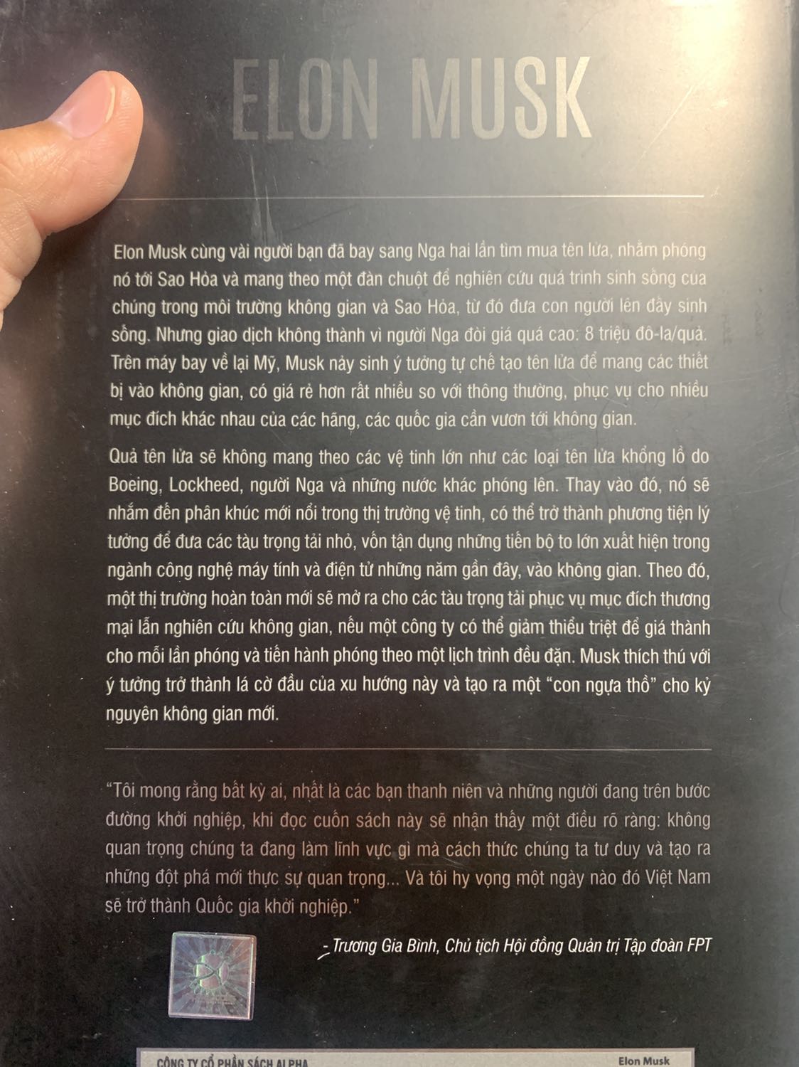Chất lượng sách rất tốt, bìa cứng, giấy cứng, chữ in rõ nét, xứng đáng đồng tiền, đây là cuốn sách đầu tiên dành ra cả ngày chủ nhật gần 400 trang,Hiểu hơn về những người giầu có thành công trên thế giới, họ thực sự phi thường, nỗ lực, cố gắng, phải chịu được những áp lực mà người thường không làm được, nên mua
