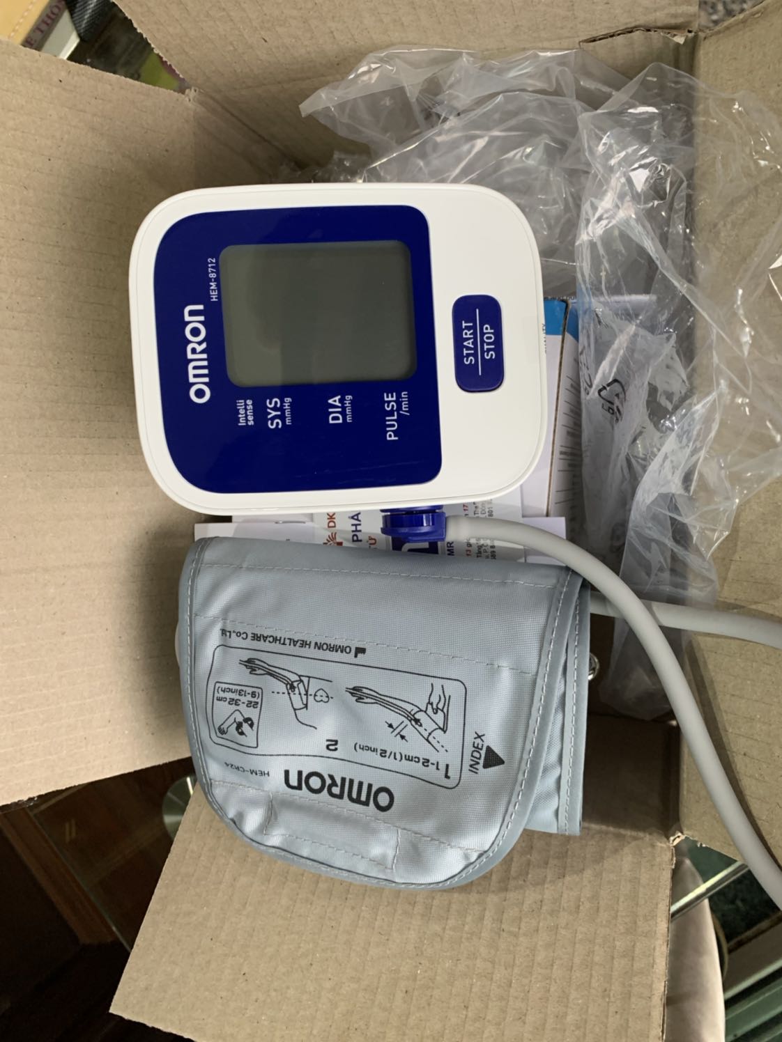 Sản phẩm dễ sử dụng, hãng Omron thì thương hiệu cũng có tiếng. Tuy nhiên, chức năng khá ít, chỉ thấy có nút start chung với stop. Không thấy bộ nhớ các lần đo trước. Nhưng nói chung cũng không quá cần thiết. Với nhu cầu thông thường thì đáp ứng được.

Về giao hàng thì tiki giao hàng rất nhanh, đóng gói cẩn thận.