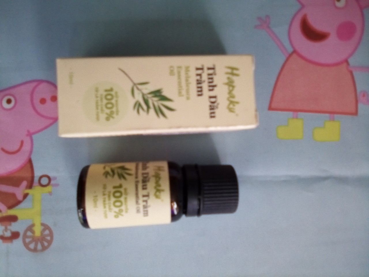 Sản phẩm đóng gói cẩn thận, tem mác rõ ràng. Mùi thơm tự nhiên hẳn so với mấy lọ lần trước bé mình dùng. Khi cảm thấy cơ thể mệt mỏi có thể mát xa gan bàn chân bằng tinh dầu thì ngủ rất thoải mái. Ủng hộ shop dài.