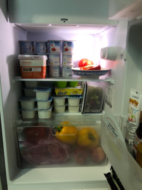 Mình mới nhận tủ và thấy khá ok, làm đá chậm, để thịt trên tủ đông ít mới đông nha, nó đông lớp ở dưới thôi, lớp túi trên ko đông nổi. Đồ ngăn mát cũng khá ổn, ko mát lạnh như mấy loại tủ lớn. Nói chúng cũng ok mọi người ạ, mới dùng chưa thấy kêu ồn gì hết, chấp nhận đc .
Nhân viên giao hàng thân thiện và nhiệt tình, bê lên tận lầu 2 cho mình