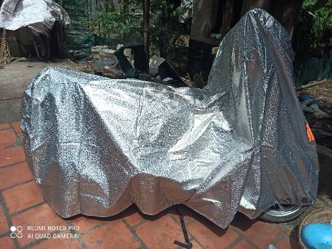 Hàng như mô tả, tráng nhôm màu bạc xịn xò, bạt không đàn hồi, đúng kích thước, phản quang nhiệt tốt, nên yên tâm để ngaoif trời, kể cả ban đêm cũng không lo.
Lỗ cán inox tôi thấy chắc chắn, mặc dù đang băn khoăn không biết có nên mua khóa nữa không để tròng nó vào bánh xe chống trộm, nhưng lại nghĩ có mỗi cái bạt mà nó cũng lấy trộm thì hơi kỳ!

Sản phẩm cầm dẻo dai, dùng mới được thời gian không biết bền ra sao, nhưng cảm nhận lúc đầu là khá ok rồi đó!