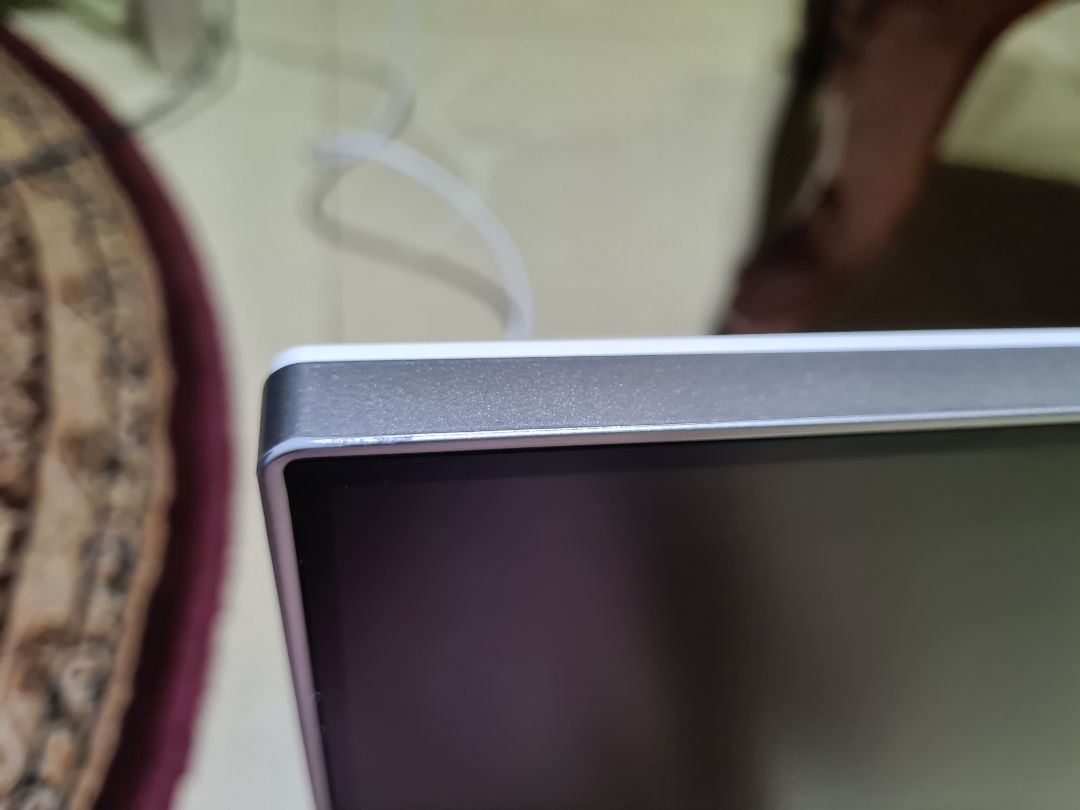 Hoàn toàn ko hài lòng vs lần mua hàng này. Mình đặt ngày 17/8 nhưng do dịch nên ngày giao hàng dời lại vào ngày 26/9. Khi nhận hàng thì sp bị trầy phần góc máy nên mình đã yêu câu đổi sp. Ngày 2/10 có ng đến thu hồi nhưng tới nay 2/11 mình vẫn chưa nhận đc sp thay thế. Mình đã liên lạc lên tổng đài tiki nhiều lần yêu cầu giải quyết nhưng chỉ nhận đc lời hứa suông chứ ko đc giải quyết trong 3 ngày như cam kết trong *** từ tiki. Trong trường hợp tiki ko thể đổi hàng thì mình yêu cầu hoàn tiền gấp vì đơn hàng đã thanh toán qua thẻ và gần 3 tháng rồi mình ko muốn chờ thêm nữa. Mong tiki xem lại các khâu kiểm tra hàng trước khi giao sp, thu hồi sp và chăm sóc khách hàng.