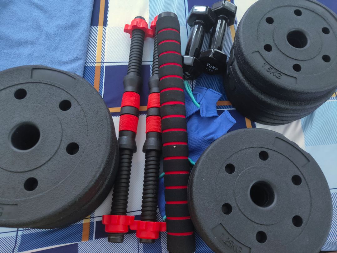 Giao đúng hẹn. Phí giao hơi đắt do tính theo ký
Mình mua combo 20kg: 4x2kg, 4x1.5kg, 4x1.25kg + 2 cục tạ bé 1kg ko biết làm gì 
Tạ bọc nhựa nên để xuống sàn êm, mới dùng nên mình chưa biết bền ko