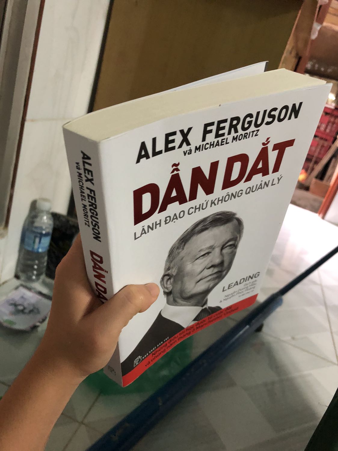 Mình tìm hiểu về Sir Alex khi có câu hỏi về ôg trg Olympia, và đag mùa Euro nên cũg muốn tìm hiểu về bóg đá, bạn nào xem trận đội tuyển Anh đá vs Đức có một chiến thuật đt Anh dùg cũg đc nhắc đến trg đây, nên khi đọc sau đó xem những trận cầu thì hấp dẫn và lôi cuốn mãnh liệt như cách cuốn sách này đc viết, cảm ơn tiki sách nguyên vẹn giao nhanh ??