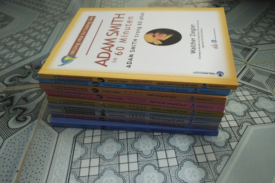 Cả bộ có bọc màng co, đóng gói cẩn thận. Tiêu đề sách được thúc nổi nhưng hơi lệch chữ. Nội dung chia làm hai phần chính là tóm tắt lý thuyết của mỗi triết gia và mức độ thực tiễn trong tư tưởng của họ ngày nay, nhưng nói chung người đọc cần chủ động nghiên cứu thêm. Mình thấy nhà sách có kế hoạch ra thêm 10 cuốn về 10 nhà tư tưởng khác, mong sẽ có combo của đợt mới này.