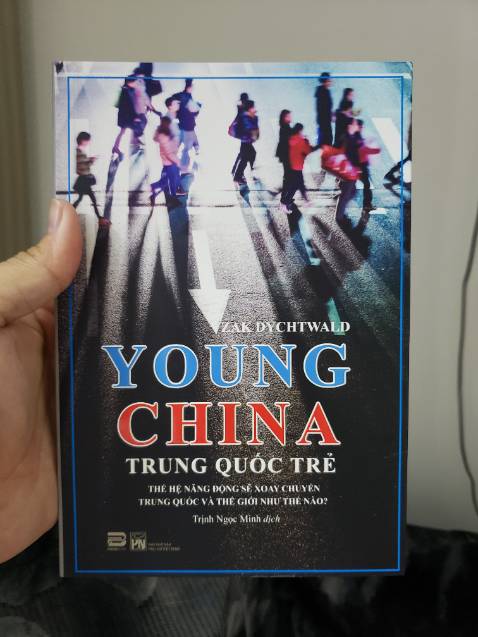 Mang tiếng là nhà sách với giá bìa gần như không hạp lòng con dân mọt sách thế nên ngay khi quyển này có mức giá sale ổn định là mình quyết định rước về liền.
Tổng quan đây là sách viết về xã hội, đặc biệt là hướng đến giới trẻ TQ, một bộ phận hiện nay đang cách tân cũng như có tầm ảnh hưởng đến sự phát triển về mặt kinh tế cũng như văn hóa xã hội. Rất khuyên đọc nếu bạn cũng quan tâm đến những vấn đề trên.
Sách nhận về chất lượng rất tốt nè.