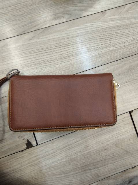 Ví đẹp lắm ạ màu bò đậm nhìn rất ưng bên trong nhìu ngăn quá tiện luôn ..luôn ủng hộ shop