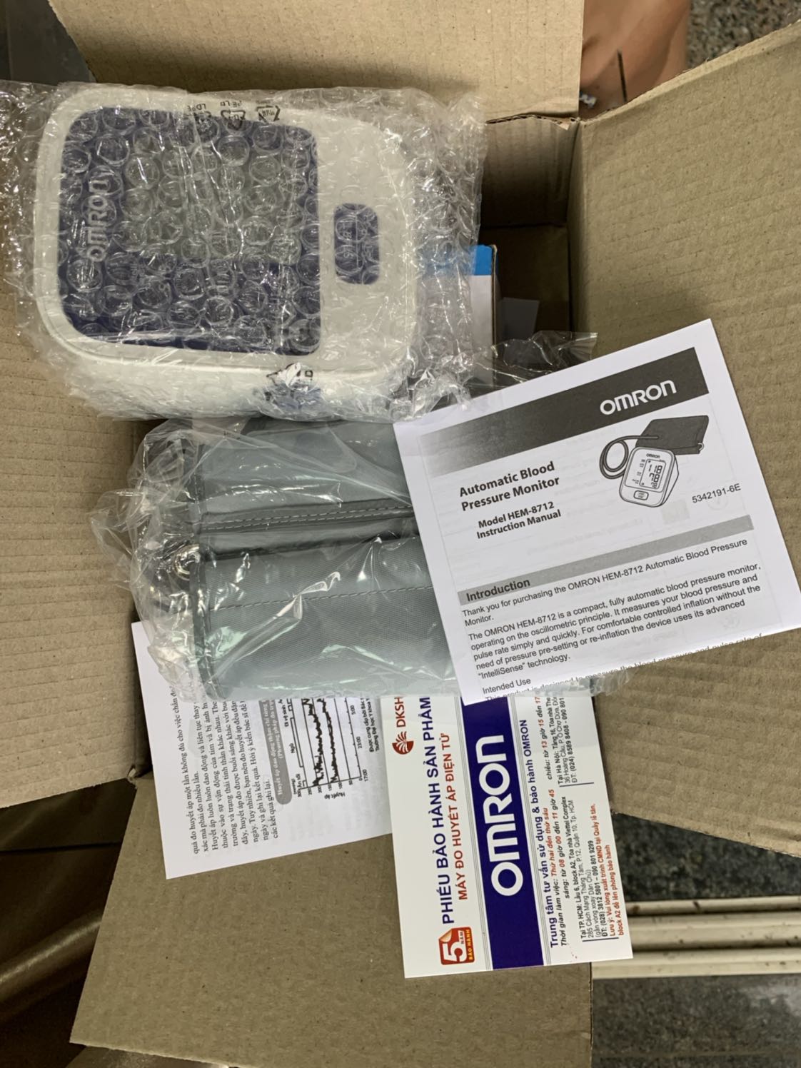 Sản phẩm dễ sử dụng, hãng Omron thì thương hiệu cũng có tiếng. Tuy nhiên, chức năng khá ít, chỉ thấy có nút start chung với stop. Không thấy bộ nhớ các lần đo trước. Nhưng nói chung cũng không quá cần thiết. Với nhu cầu thông thường thì đáp ứng được.

Về giao hàng thì tiki giao hàng rất nhanh, đóng gói cẩn thận.