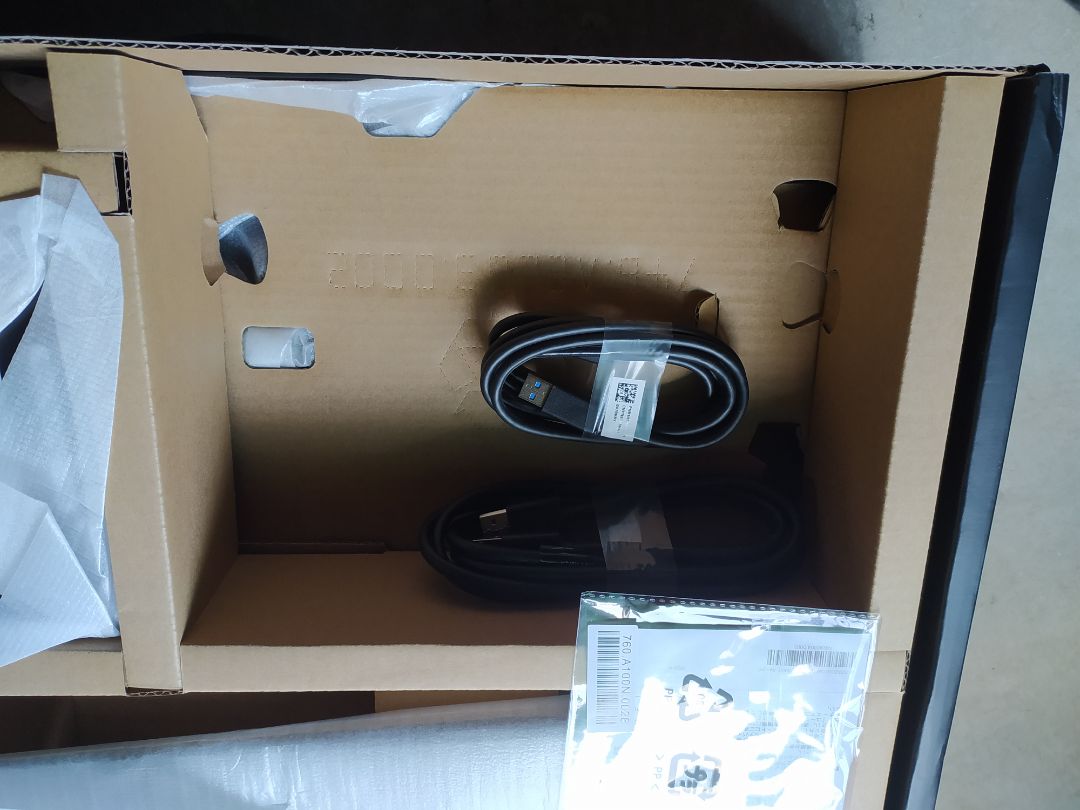 sản phẩm nguyên seal, đồ đạc đầy đủ. Cảm quan thể hiện tốt, sắc nét tuy nhiên màu trắng có vẻ ngã vàng nhạt chưa chuẩn lắm. Đợi dùng thêm vài ngày nữa xem sao.