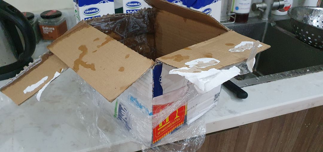 Mình vừa nhận được đơn hàng. Đắt hơn ở tiệm tạp hóa gần nhà (có 30k/hộp ở tiệm), thời gian chờ lâu (8 ngày mới nhận được), đóng gói hàng tệ hại, có 1 hộp bị thủng làm đổ tràn sữa ra cả lố 6 hộp, chán chả muốn kêu đổi vì thời gian chờ đổi 1 hộp sữa quá tội.