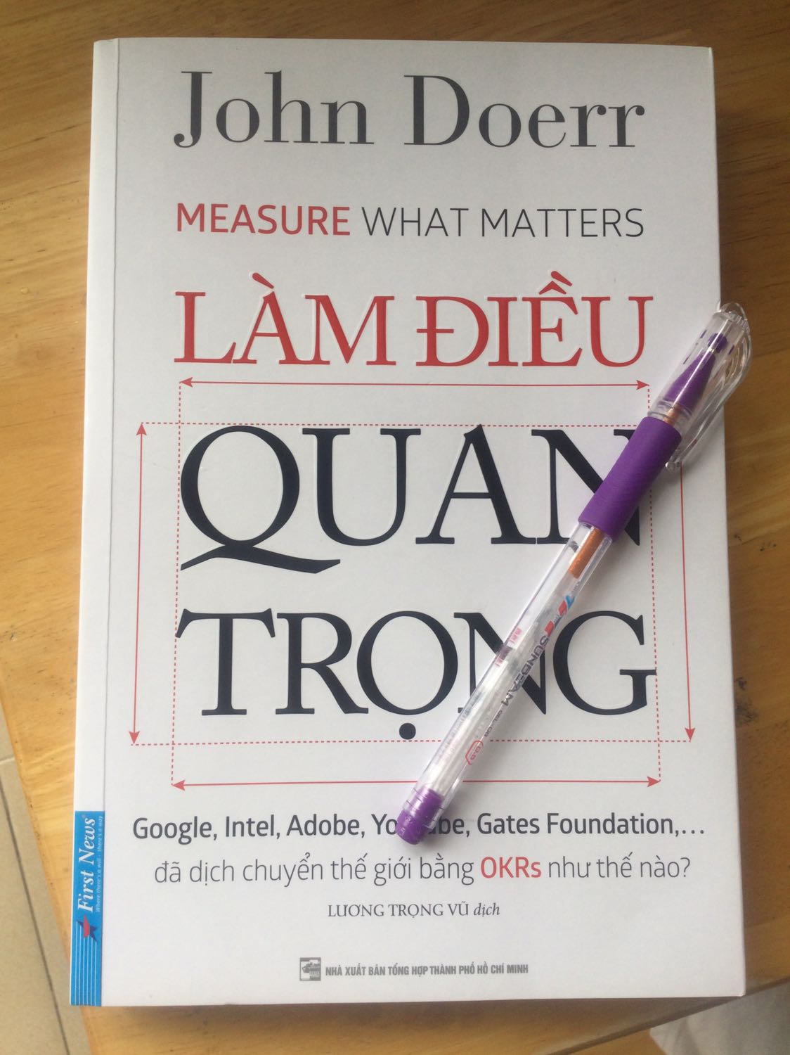 Cuốn sách này không phải là sách kỹ thuật, cũng không phải là sách hướng dẫn OKRs (Objectives and Key Results), mà nó chỉ là cuốn sách kể lại những câu chuyện thành công. 
Như lời tác giả, trên mạng hay trên giấy sách đã có nhiều bản in về phương pháp triển khai OKRs. Và cuốn sách này, chỉ là tổng quát OKRs đã thành công ra sao. Bằng những câu chuyên thực tế mà tác giả đã trải nghiệm, cuốn sách sẽ khơi gợi cho người đọc một cái nhìn tổng quát, va mong muốn háo hức để bắt tay vào thực hiện. 
Phù hợp với hầu hết mọi người, cho công ty để hoạch định chiến lược, cho phòng nhân sự để tổ chức đội ngũ, cho cá nhân để kế hoạch cuộc sống… cuốn sách thật sự đáng để đọc, dù chỉ đọc lướt qua. 
Đặc biệt, rất hữu ích cho những công ty nhỏ muốn vươn lên.
Đánh giá 8/10