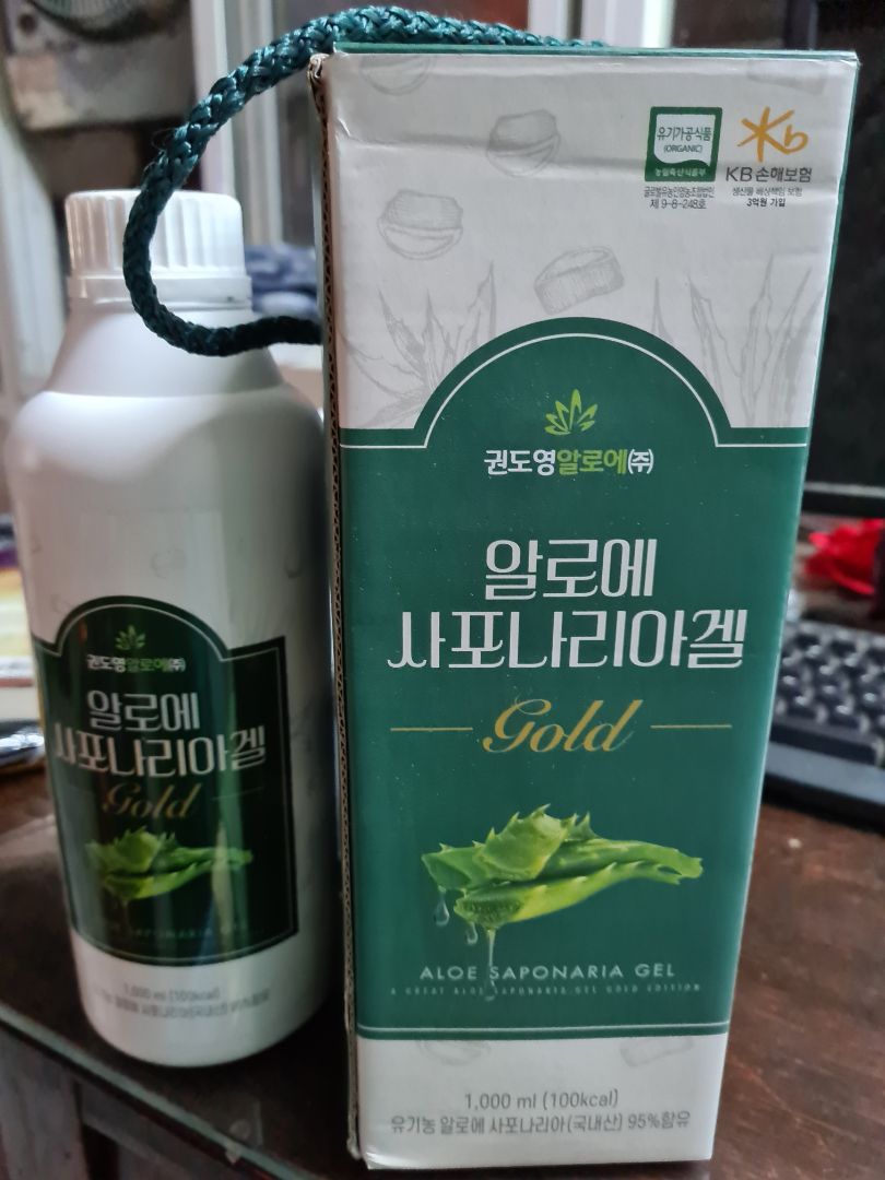 giao hàng chậm nhưng chấp nhận được do dịch, đóng gói kỹ, có tặng 2 gói gel nhỏ, bao bì đẹp phù hợp làm quà, uống giống vị táo không có vị nha đam, về tiêu chuẩn sức khỏe thì dùng 1 thời gian mới cảm nhận được. Tuy nhiên, đợt này tôi đánh giá 2 sao vì thái độ shipper. Thái độ người này giao 3 lần rồi không hài lòng chút nào.Nếu đặt hàng lần sau mà gặp shipper này giao thì tôi trả hàng không nhận.