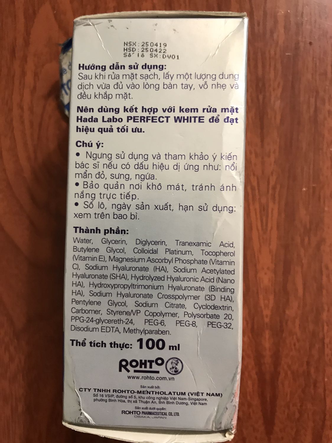 Mua sp này lần thứ 2 mà cả 2 lần nhận hàng đều có bao bì trong tình trạng nhàu nát, cáu bẩn mặc dù ngày sản xuất rất gần. Trong chai sp không gắn seal để bảo vệ sp bên trong. Với đk bảo quản lưu kho như thế này thì lấy gì bảo đảm sp không bị nhiễm khuẩn khi không có seal gắn kín miệng chai.