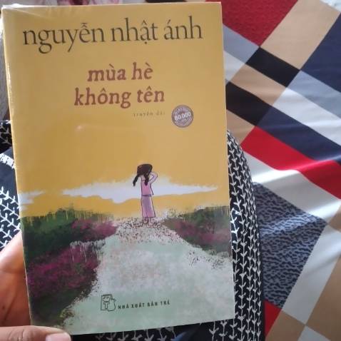 Bìa sách rất đẹp, kèm cả bookmark và tấm ảnh siêu dễ thương, sách bác NNÁ thì mình yên tâm về chất lượng nội dung rồi, sách nguyên seal, giao hàng rất nhanh.