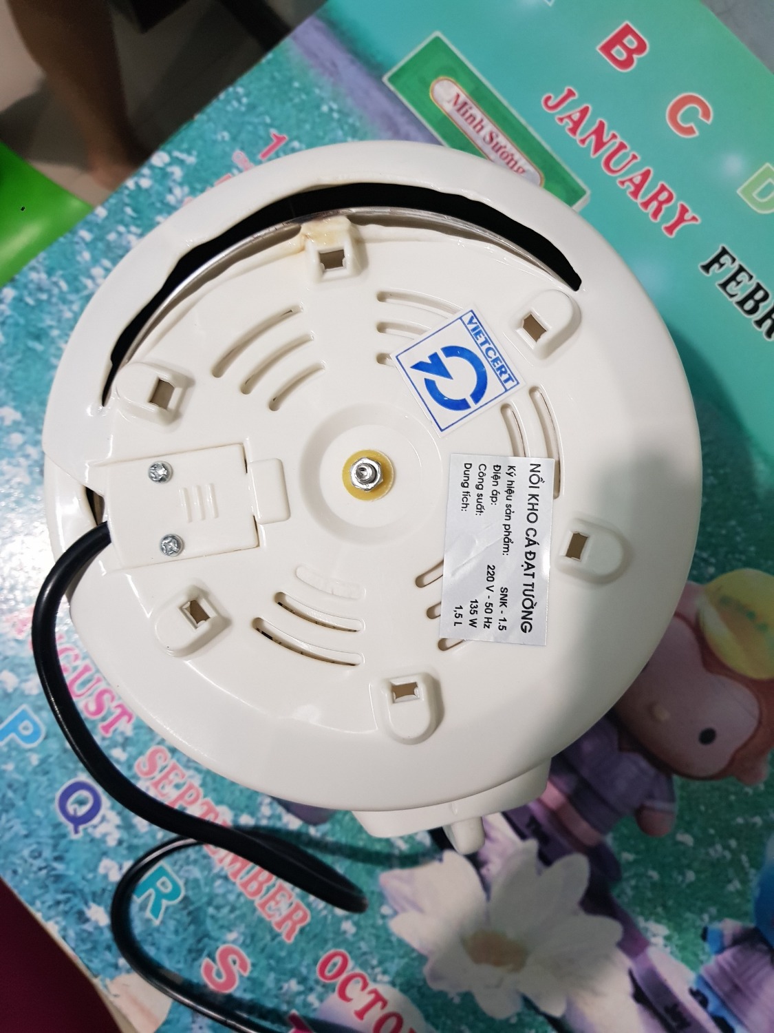 Tôi mới mua xong, đơn hàng 272728296. Mang về đổ nước vào nấu lần đầu tiên, vừa cắm điện vào chưa đầy 10 phút thì nghe mùi khét lẹt, rút điện ra kiểm tra thì thấy đáy nồi bị cháy và bục luôn đáy. Sợ quá. Mong tiki xem lại chất lượng cho tôi.