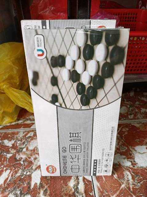 Bàn cờ đẹp mới đầu mở ra hơi có mùi, cứ tưởng to nhưng rất nhỏ cute mik đổi qua hộp lớn cho dễ bóc quân đủ ko thíu khá ok. Cờ có nam châm nên bám khá tốt
Shop giao hàng nhanh đặt hôm sau là về đặc biệt là anh admin rấc là cutee haaa