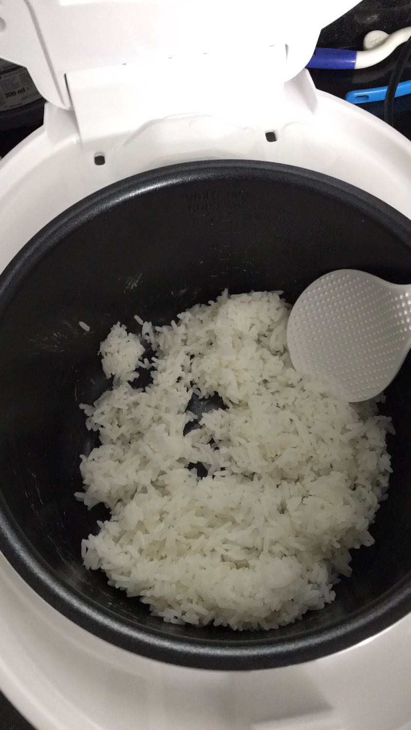 5 sao cho giao hàng nhanh, đóng gói cẩn thận, tư vấn hỗ trợ sau khi giao rất tốt, nồi nấu thử tạm ổn, thiết lập chế độ giữ ấm sau khi nấu 5 tiếng cơm ko bị khô hay cháy xém cạnh, cảm ứng ở các phím điều khiển của nồi tạm ổn, bạn nào mới sd thì kiên nhẫn xíu để làm quen vs phím