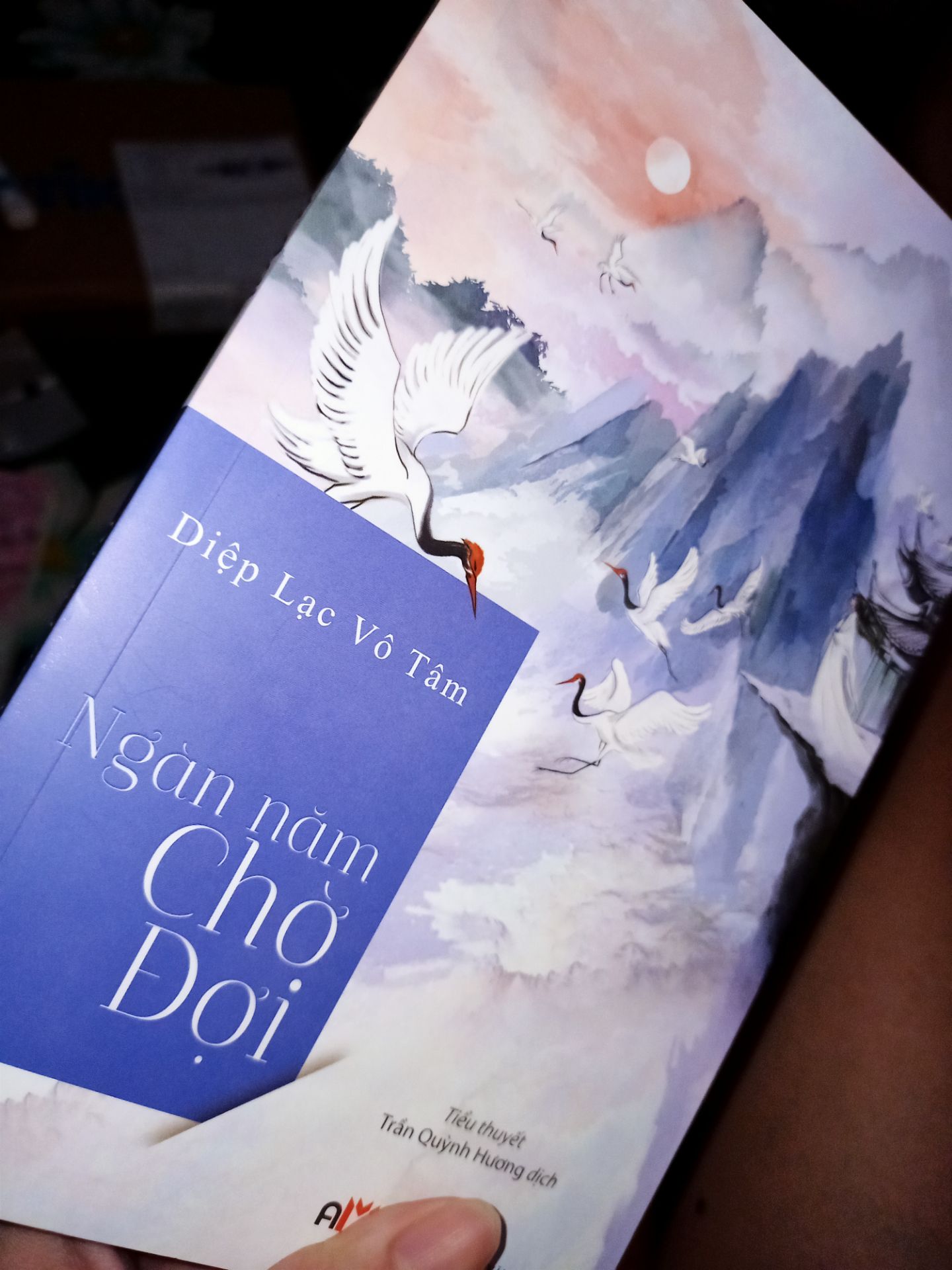 sách về nhanh, có bìa bao bọc, không gấp góc, bìa sách rất đẹp, còn về phần nội dung thì sẽ trải nghiệm và báo lại sau