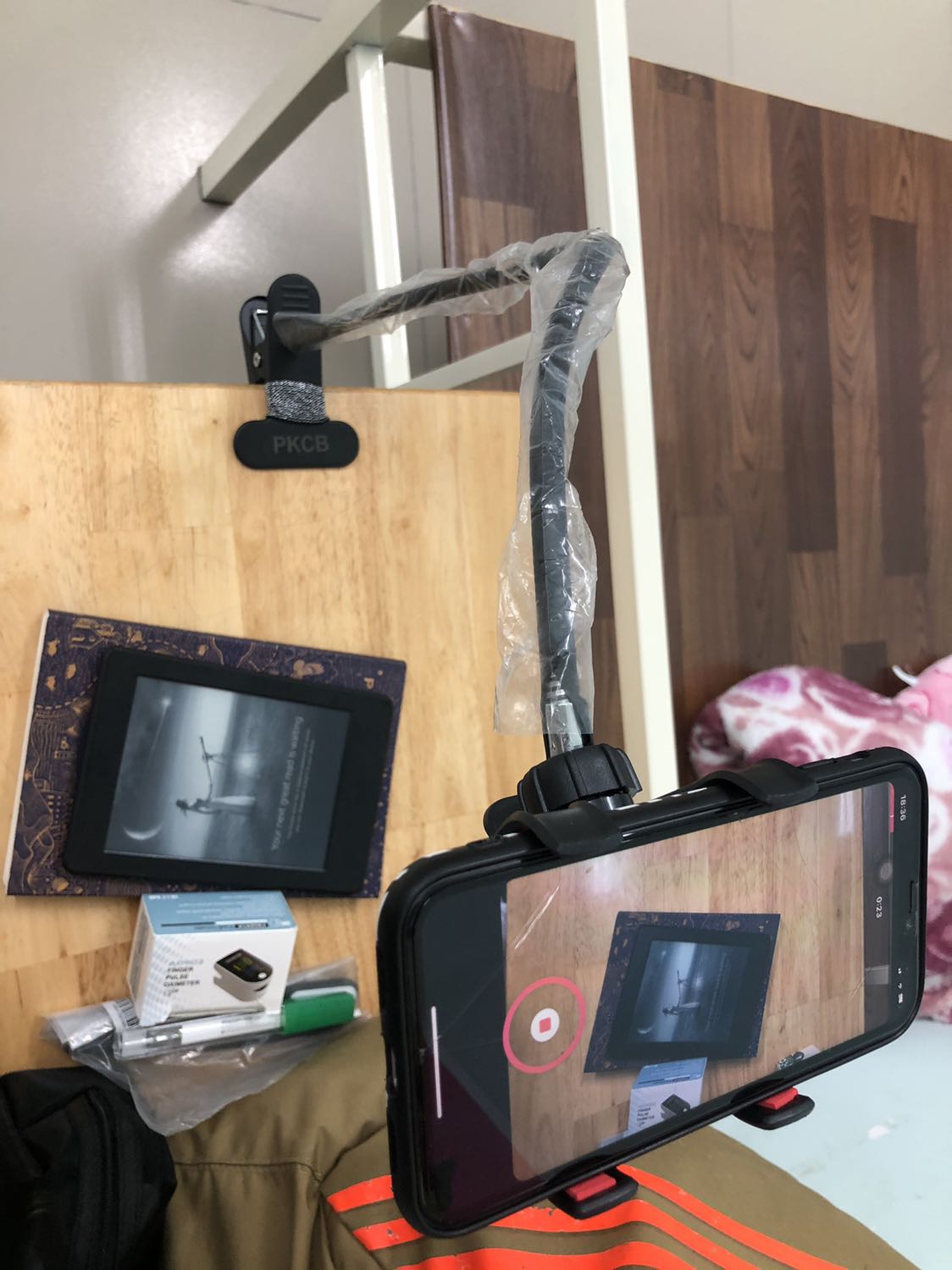 Giá rẻ nên mình nghĩ chất lượng tương đồng rồi. Tuy nhiên mình nghĩ sẽ ko dùng lâu được. Hai đầu kẹp là nhựa giòn nên dùng cẩn thận ko là vỡ. Thứ hai là khi kẹp đt nặng như các dòng smartphone bây giờ là thân giá đỡ lung lay ngay. Yếu