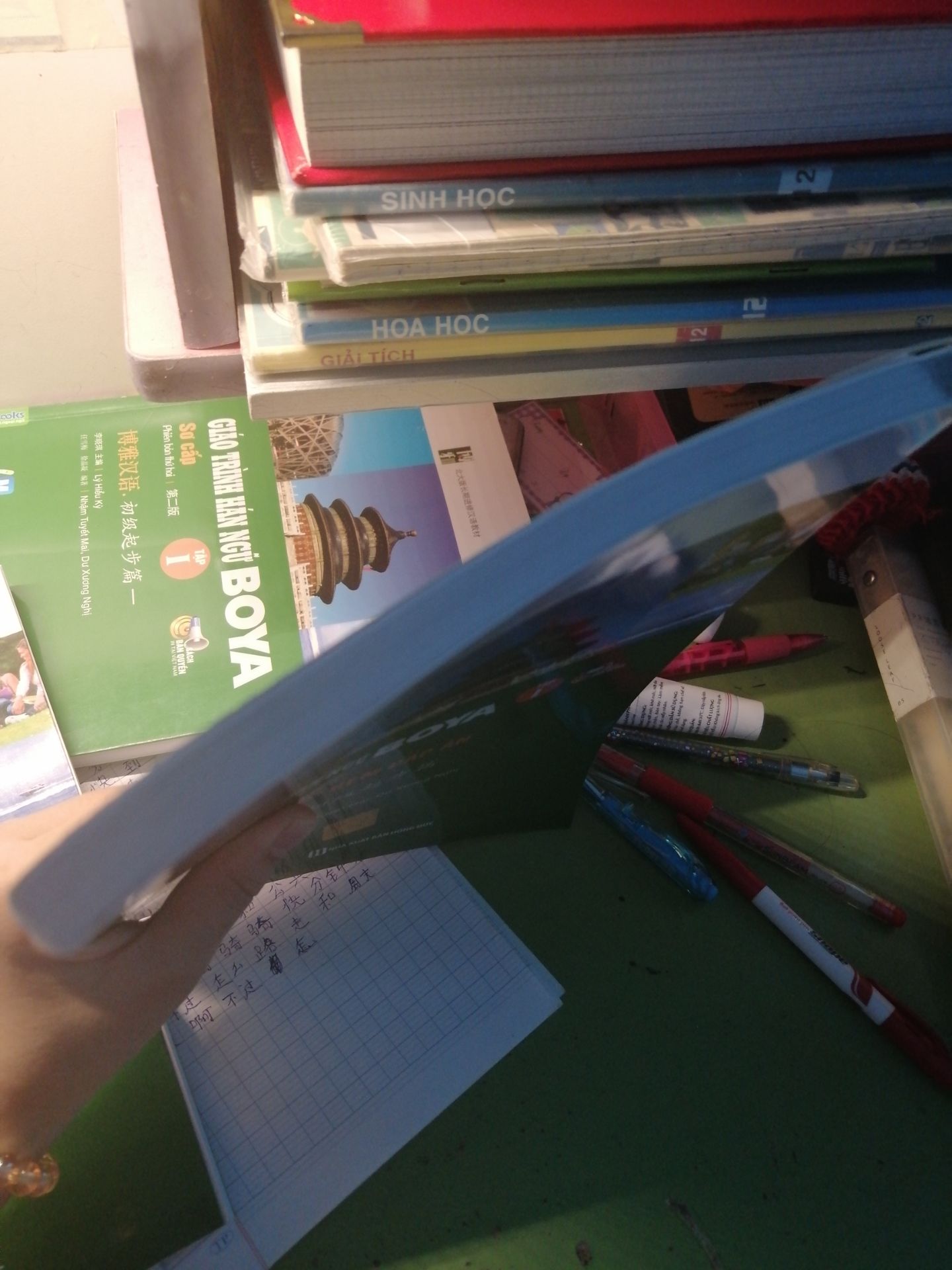 Giấy rất đẹp, dày, ban đầu khi mua mk khá lưỡng lự vì có 1 số ninhg luận tiêu cực, nhưng sau khi mua về thì k hối hận 1 chút nào cả mà ngược lại còn đẹp hơn mong đợi nữa, giao hàng rất nhanh???, cảm ơn shop ạ