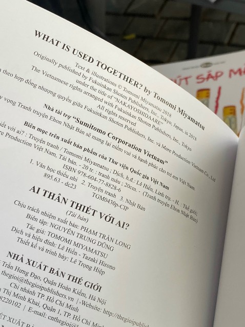 cuốn này giới thiệu cho con biết màu sắc và tên gọi của đồ vật rất dễ hiểu và xinh