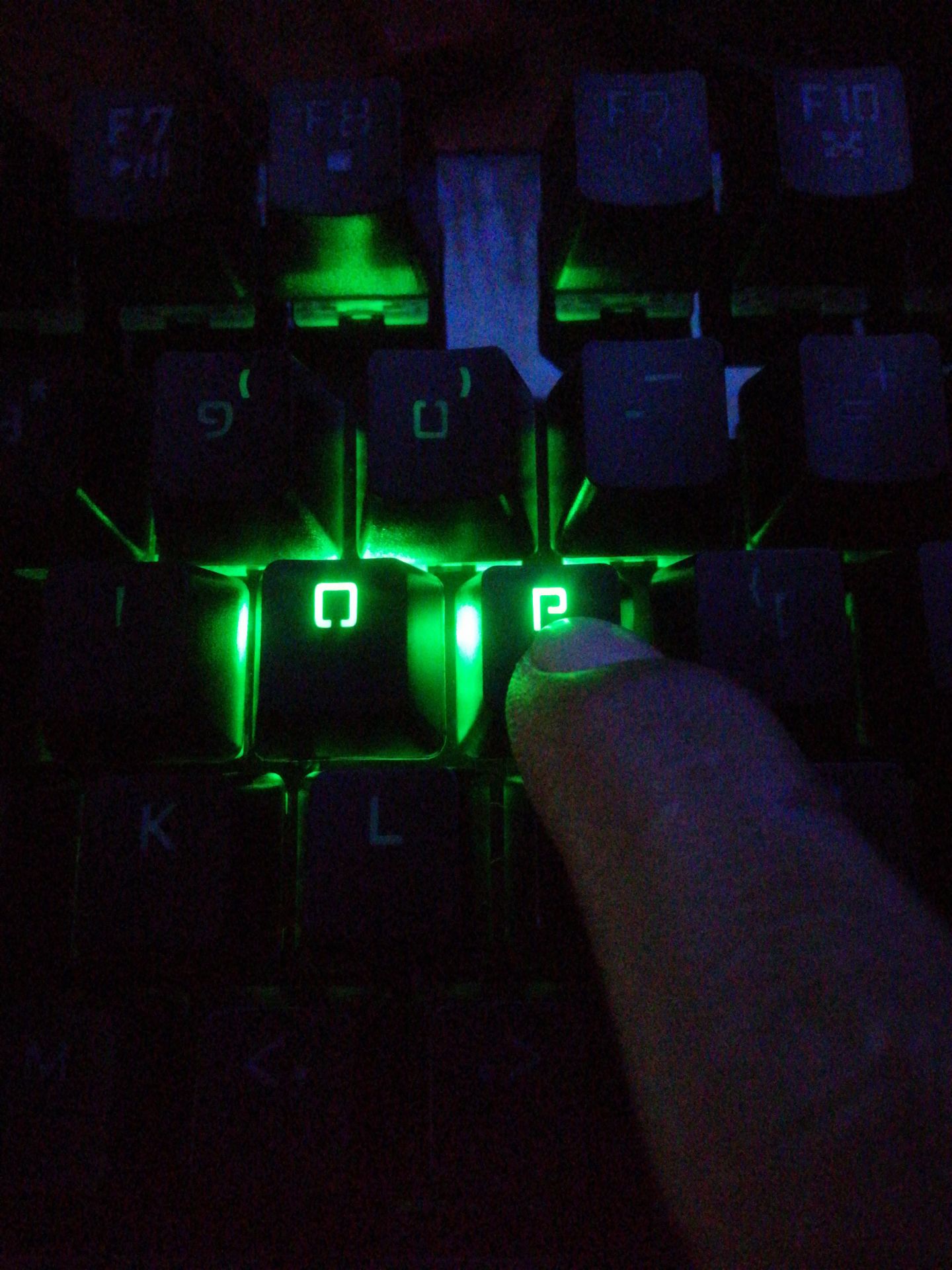 Chào shop. Qua lời giới thiệu shop nói sản phẩm mới 100%, nhưng tại sao bàn phím tôi mới nhận dc lại bị kẹt phím, kẹt 1 phím k nói, đằng này là 6 phím. Như hình ảnh tôi gửi lên đó, tôi chỉ nhấn đúng 1 phím nhưng lại ăn 2 phím, mỗi lần gõ văn bản rất ức chế. Rất mong shop phản hổi lại, và đổi trả sản phẩm giúp tôi. Tôi xin chân thành cảm ơn