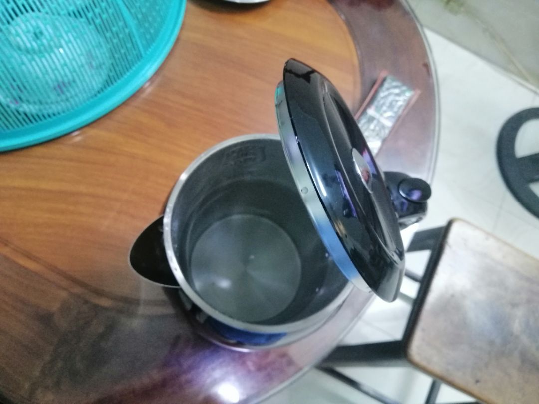 Mình dùng được khoảng 2, 3 tháng rồi. Vẫn chạy tốt. Tốc độ nấu, tiếng động phát ra trong lúc nấu  bình thường (ý mình là đừng trông mong bình sẽ nấu nhanh hơn hay tiếng phát ra sẽ nhỏ hơn). Do có 2 lớp nên không sợ bị bỏng tay khi vô tình chạm thân bình, khả năng giữ nhiệt cũng khá hơn loại 1 lớp. Điều mình không hài lòng là sản phẩm mới mua về thì đã có vết nứt trên lớp nhựa bao quanh gần vòi đổ nước ra, khiến lớp nhựa hơi nhô lên. Tới thời điểm hiện tại, các khe, kẽ hở mặt ngoài thân bình trông hơi xuống cấp (sần sùi, bám bẩn).