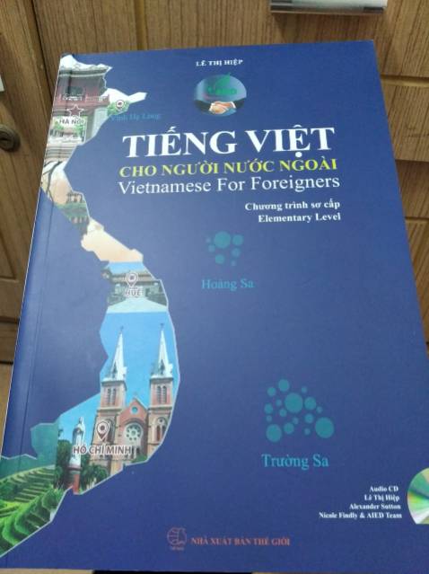 Sách viết hay, dễ học dễ hiểu, phù hợp cho trình độ mới bắt đầu. Nôi dung mỗi bài học có các phần hội thoại, từ vựng, ngữ pháp, thực hành, có đĩa CD hỗ trợ nghe. Chủ đề rõ ràng có nhiều thông tin, hình ảnh sinh động, sách chất lượng cao.