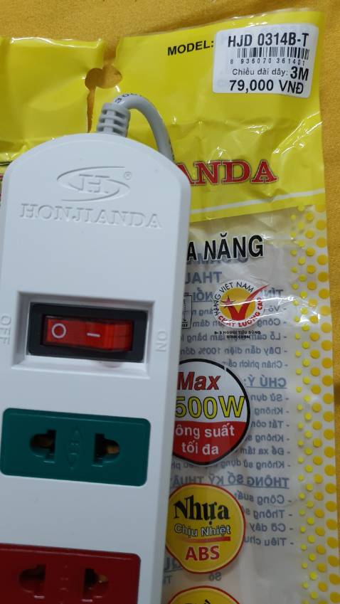 Giá dán trên sản phẩm là 79.000 đồng nhưng giá niêm yết trên trang Tiki ghi 80.000, giảm 47% , giá gốc là 150.000 đ, vậy giảm cái quái gì nhỉ? Vấn đề này, yêu cầu Tiki xem lại! Nếu tính cho chi li nhé, thì hơn 1000đ, không đáng là bao nhưng cái kiểu niêm yết giá, chua thêm phần giảm 47% là không trung thực, giảm chỗ nào chứ, (còn thêm 22.000 đ phí vận chuyển, siêng một chút,  ra siêu thị mua có ngay ) nếu không muốn nói là *** đảo khách hàng!
Sản phẩm mở ra thấy có chất lượng, bền hay không thì chưa biết. Giá cả niêm yết như trên thì không hài lòng chút nào!