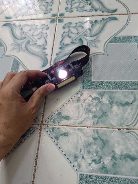 Ánh sáng tốt. Kiểu dáng nhỏ gọn, thiết kế khe cắm sạc sau lớp nhựa che công tắc rất thẩm mỹ. Đáng mua.