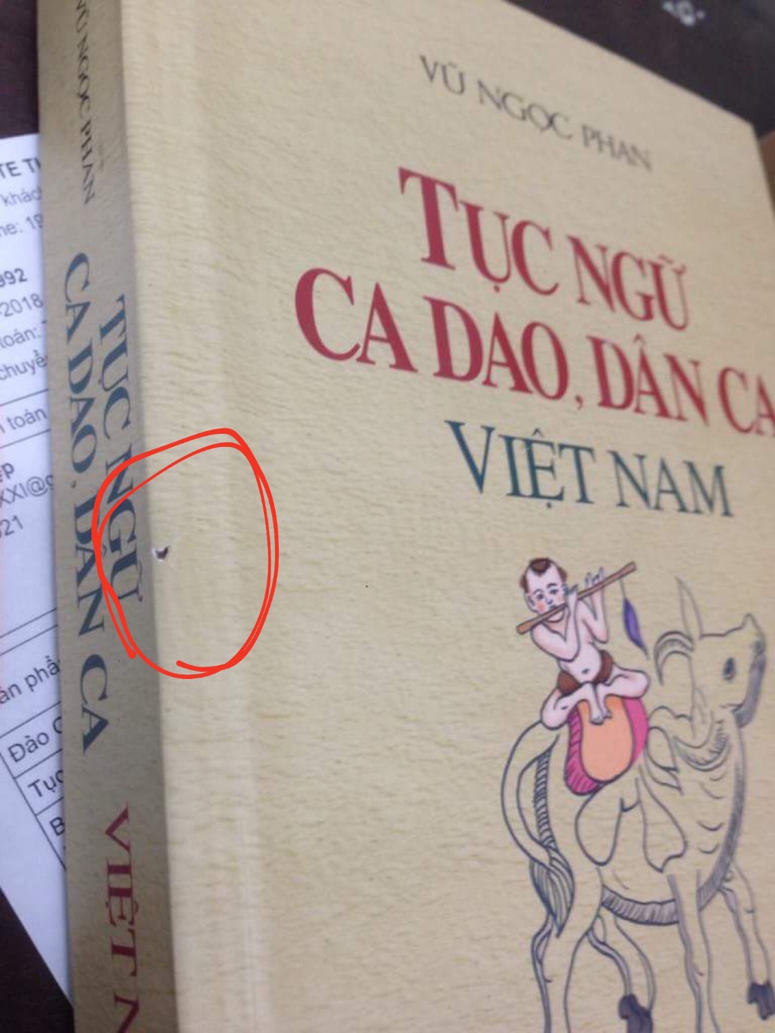 trước giờ mình vẫn tin tưởng đặt sách ở Tiki. Nhưng thời gian gần đây, cụ thể là đơn hàng vừa rồi mình cảm thấy rất là thất vọng. Phần bìa của 4 trên 6 cuốn sách chất lượng rất kém và dường như Tiki không có chăm chút gì. Cụ thể như cuốn sách này, khi mở hộp thì mình thấy ở phần gáy bị một vật đâm thủng dù nhỏ nhưng làm mất giá trị cuốn sách. Hơn thế nữa phần bìa sau như có ai lấy sơn để phết lên. Đối với mình sách rất là quý, hơn nữa sách này mình để tặng nên phải chỉnh chu. Còn phần nội dung sách thì khá ổn.