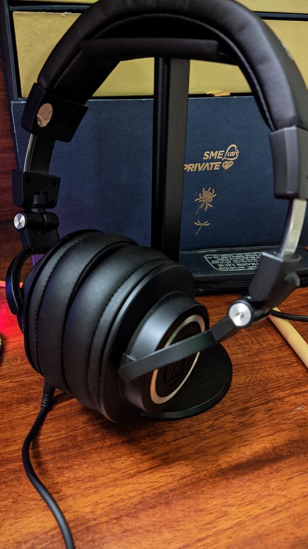 :v Mua vì nhìn trông đẹp, pad gốc hơi nông, đeo cảm giác như on-ear vậy nên mình mua cái khác sâu hơn.
Hộp phụ kiện đầy đủ, tiki giao nhanh, đặt tối hôm trước sáng hôm sau đã có rồi, có tem đàng hoàng
Chất âm thì m50x nổi tiếng từ 6 năm trước rồi, giờ nhiều con tốt hơn trong tầm giá.Hoàn thiện tốt. Hơi nhiều bass chút, âm trường hẹp hơi bí, treble hơi gắt. Nghe tạp khá ổn do 3 dải không quá bị lấn, dễ kéo.
Mà tóm lại mình mua vì nhìn trông đẹp chứ chất âm nhiều người nói mua m40x ngon, bổ, rẻ hơn :v