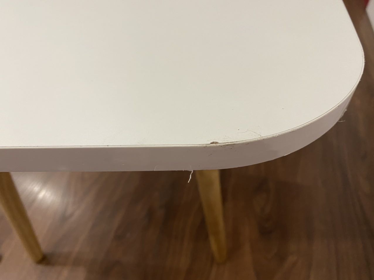 Bàn nhận có bọc 2 lớp (nilon và bìa) tuy nhiên vẫn xước xác nhiều, ngay bề mặt trên nên nhìn xấu và chất lượng kém. Cảm tưởng như sản phẩm lỗi ngay tại xưởng. Mua bàn mới mà cứ như là mua bàn cũ :( Ko biết Tiki và nhà sản xuất có thể hỗ trợ đổi sản phẩm không ạ?