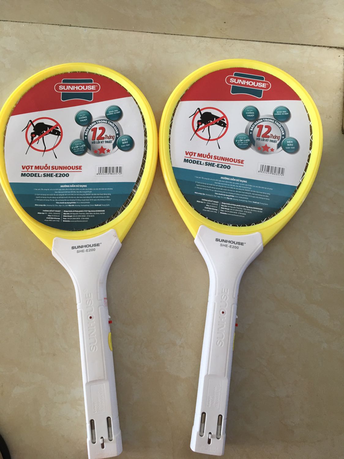Chu choa khôn biết mình duyên nợ gì với Sunhouse không mà đồ nhà dùn chỉ thấy hàng của hãng! 
   Mình vào Tiki thấy này mọi người đánh gia thực tế quá nên chốt luôn mua combo hai cái luôn! Nhà mình cái,cho bố mẹ cái! Giao mùa nhiều muỗi! 
   Mình bóc hàng và tìm ngay một con muỗi thử nghiệm! Chu choa giật cả mình vì tiếng muỗi nổ to lắm luôn mọi người ạ! Trộm vía thử nghiệm hai cái ok! Pin đã sạc đầy đủ! Vợt cầm chắc tay không ẻo ẹt như vợt khác! Mới toanh sản xuất 2/2022. Màu sắc đẹp ! Hi vọng vợt sài bền đẹp thật lâu như nồi niu xoong chảo mình đã mua của Sunhouse trên Tiki!
   À giao hàng nhanh lắm nha các bác! Mê Tiki ghê! Nhà đang nhiều muỗi! Hihi