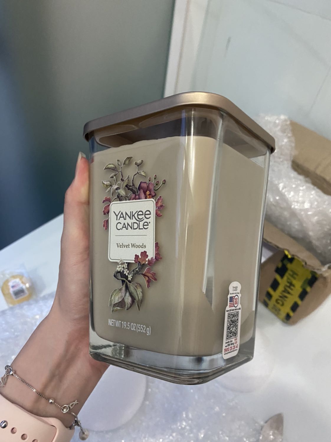 Mùi này mình ưng nhất trong tất cả các mùi, dịch nên giao hàng hơi nhậm nhưng hàng đến nơi sau gần 1 tháng lạc trôi là mừng hết lớn. Đóng gói cẩn thận. Mua deal được tặng thêm 1 nến nhưng nhỏ rí ri nha bà con ;)))