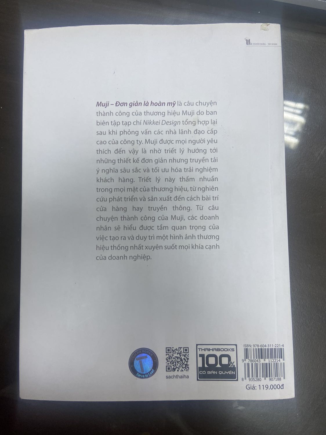 Tiki giao hàng nhanh. Giấy mỏng và in sắc nét. Về nội dung, sách dành cho những bạn đang khởi nghiệp hoặc vị trí cấp cao trong tổ chức. Sách nói về tinh thần và định hướng của Muji điều giữ cho Muji đặc biệt hơn so với những cửa hàng kinh doanh bán lẻ khác. Thật sự bước vào Muji cảm giác rất đặc biệt từ màu sắc, bố trí và sắp xếp. Nguyên liệu chính gỗ, sắt và gạch, màu trắng, xám và xanh đậm hạn chế đến mức tối đa các màu sắc sặc sỡ. Nhìn đơn giản nhưng lại thực sự tinh tế. Những điều này đến từ triết lý của tổ chức. Hy vọng sẽ có dịp ghé Muji Thành Đô hoặc ở Tokyo. Một trải nghiệm mua sắp rất tuyệt