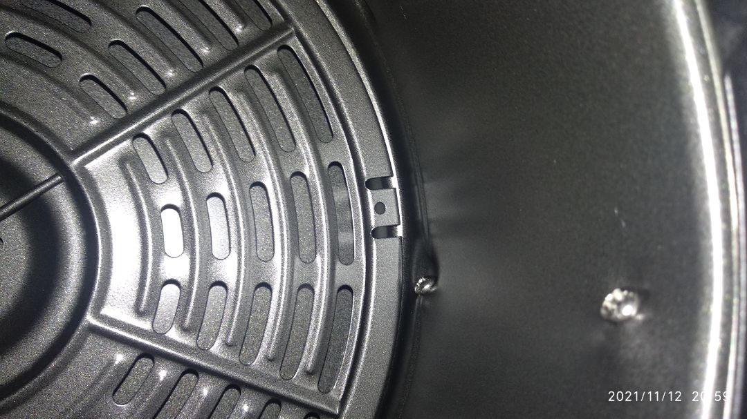 Giao hàng quá nhanh, đặt hôm nay ngày mai giao. 
Nồi chiên ok, làm thử được vài món
Trên khay nướng có 4 bọc nhựa, k bik có để nguyên được không, mình sợ chảy nhựa nên đã lấy ra.