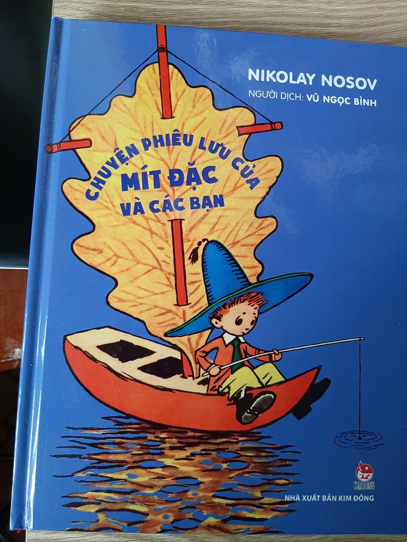 Tôi mua lại quyển sách thời tuổi thơ của tôi. Tuy không đẹp như bản thời ấy nhưng cũng thỏa lòng. Sách cũ tranh màu rất nhiều, nét vẽ sắc hơn phiên bản này. Nhưng vẫn vui vì có lại được quyển sách của một thời.