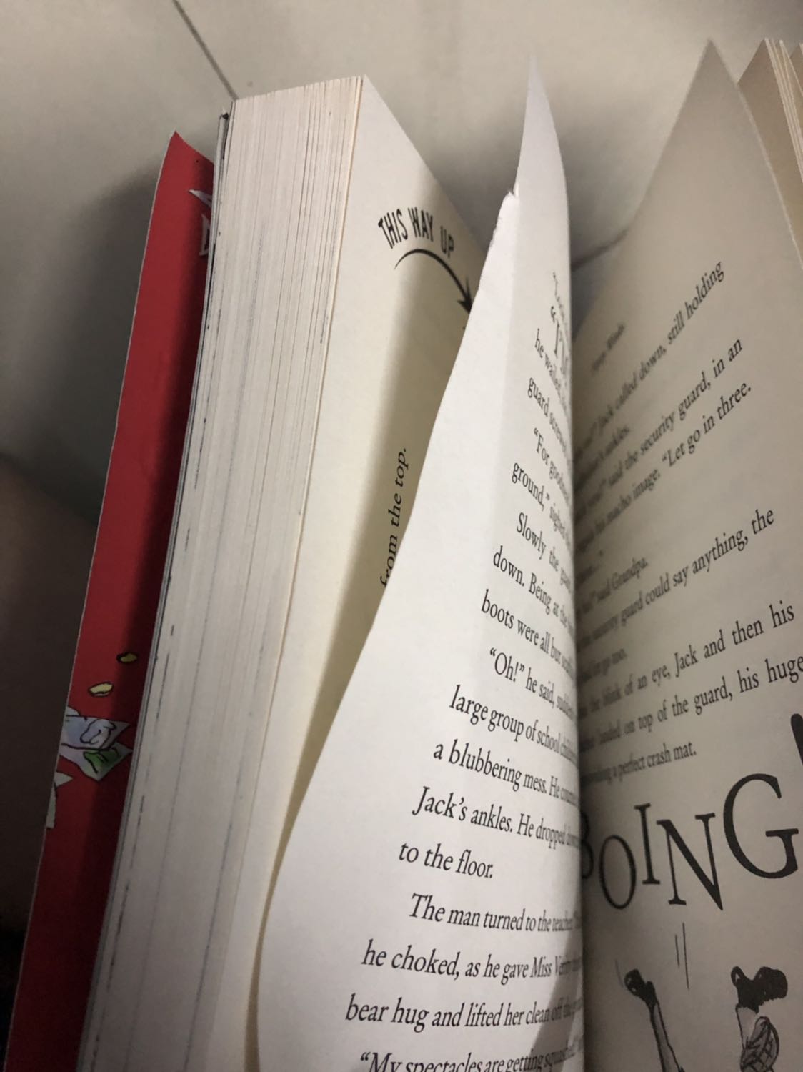 Nếu ai đọc sách sẽ biết cảm giác nâng niu từng cuốn sách của mình đọc. Nhưng có lẽ Tiki đã quên đi giá trị của sách sau ngần ấy năm. Tiki bắt đầu thương mại hoá thương hiệu của mình, những mặt hàng cũng ngày càng đa dạng hơn nhưng mình không chắc về việc dịch vụ và sản phẩm được quan tâm nhiều hơn.
Bỏ gần 200k để mua 1 cuốn sách với trang giấy rách, nhiều trang bị gấp nếp (điều mình vô cùng kị khi đọc bất kì loại sách truyện nào).
Hơn nữa, ngoài sách đc bao bọc bằng 1 bịch ni lông bị rách toạt???? Tại sao phải để như vậy nếu bịch ni lông đã k còn mới mẻ và bị rách? Một cuốn sách 177k có nên cần 1 bao ni lông cũ như vậy không?
Thật sự rất mất lòng khách hàng. 
Những sản phẩm sách trước đây mình mua cũng đã từng bị như vậy nhưng mình nghĩ chỉ là lâu ngày gặp. Nhưng có vẻ tiki đang nhập về nhiều sách cũ và lỗi để đưa đến tay người dùng ???