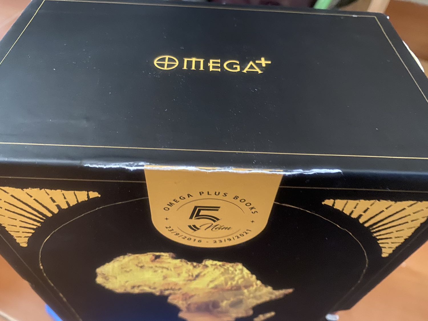 Mở ra thấy boxset bị mốt phía dưới, bên trên bị rách 1 đường . May sách bên trong không bị hư hao gì, mình thấy shop nên bọc thêm miếng lót cho sản phẩm để đỡ va đập hơn trong lúc vận chuyển.