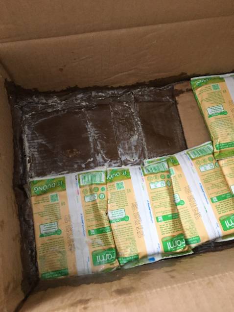 Giao hàng đúng dự kiến, tuy nhiên mình khá thất vọng về khâu đóng gói sp. Mình góp ý shop một chút là thùng sữa giấy nên được bọc một lớp xốp hơi để an toàn hơn trong khâu vận chuyển. Sữa bị bể và để mấy ngày nên mốc và có mùi chua. 
Sữa giá tốt, date còn dài nên mình đánh giá, điểm trừ đã nêu ở trên nên mình đánh giá 4*