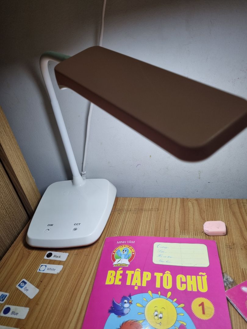 đèn 3 chế độ sáng, 3 kiểu màu, nhìn chắc chắn. Có điều dây điện hơi ngắn