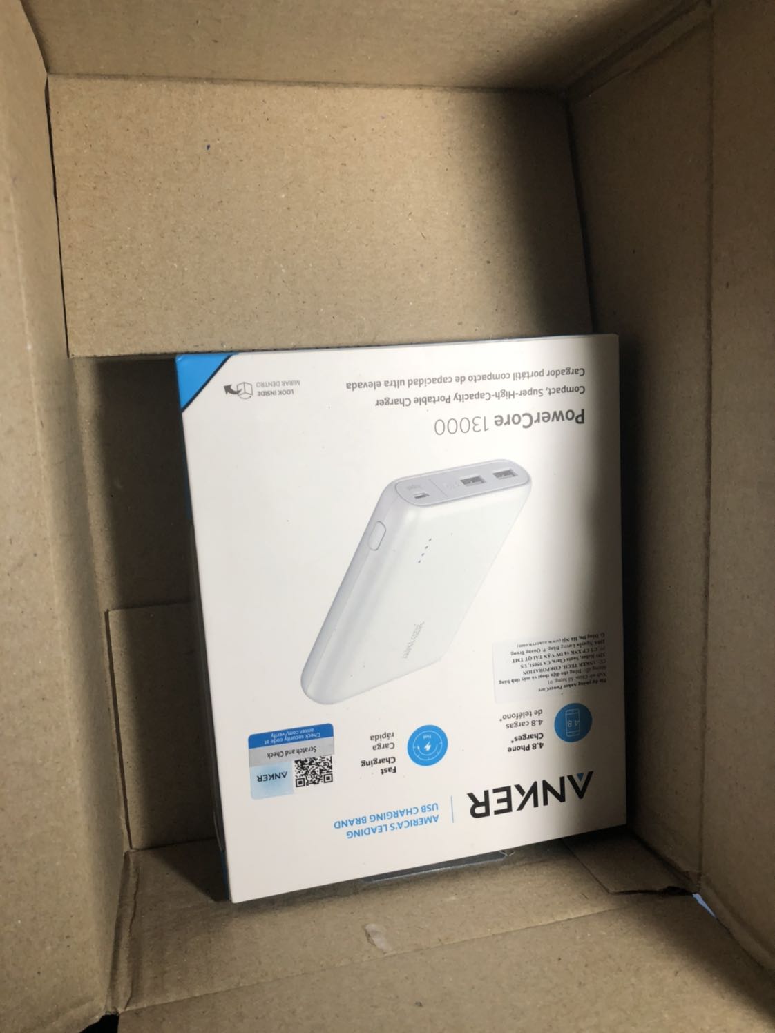 thực ra đóng gói thì tiki cực ổn:)) lại còn freeship, giao hàng đúng hẹn giao nhanh với tốc độ bàn thờ lại còn hỗ trợ gửi đồ lễ tân giúp mình. nhân viên khá nhiệt tình. hàng chuẩn chính hãng, tặng kèm cái túi đựng sạc nhgma mình lười k up. rất đáng tiền nhưng mà do mình hơi vội chứ không đã đợi đến đợt sale mới mua rồi:((( sợ hết hàng ý