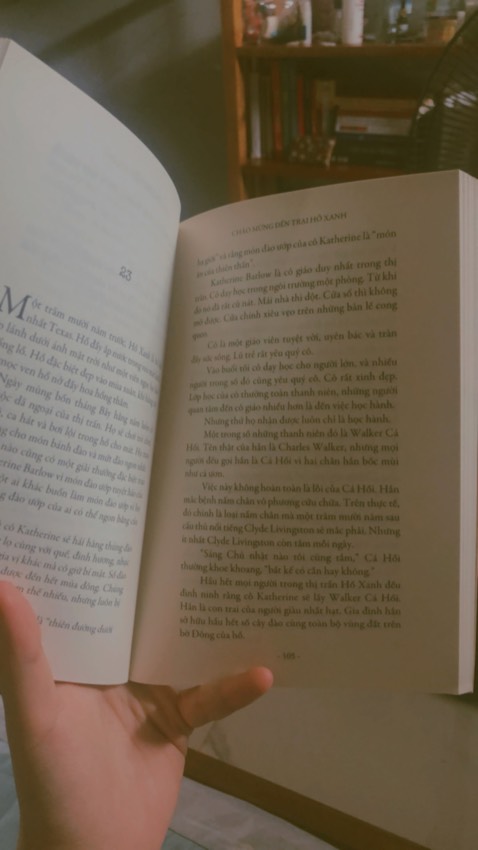 dễ đọc, 2 câu chuyện được kể song song một cách có liên kết. nma hình như mình hi vọng nhiều nên hơi thất vọng 1 tẹo khúc cuối. nhma vẫn đáng đọc námmmm🤩🍊