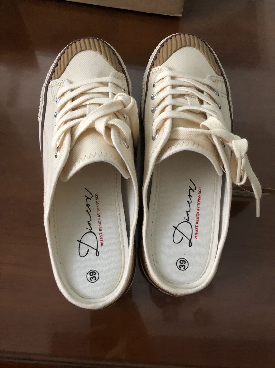 Giày mang êm, shop giao hàng nhanh lắm
Mẫu đẹp như hình size chuẩn nên mua nha mn Giày mang êm, shop giao hàng nhanh lắm
Mẫu đẹp như hình size chuẩn nên mua nha mn