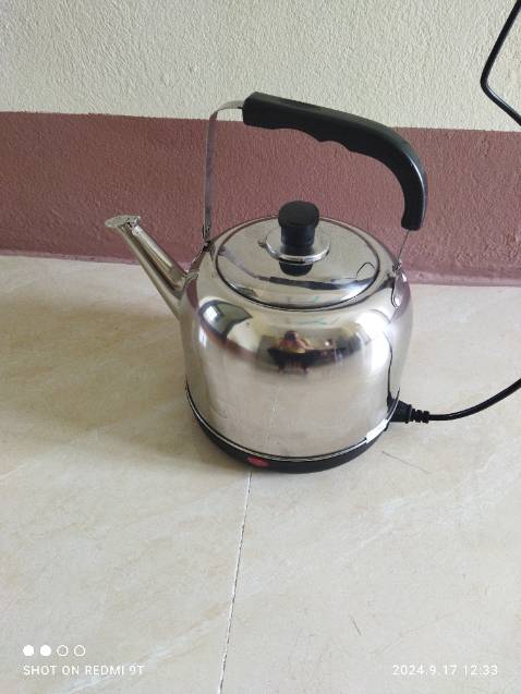 Quai ấm không cân đối,  không có còi báo nước sôi mà chỉ có tiếng lách cách nhỏ ở phần sắt đầu vòi ấm